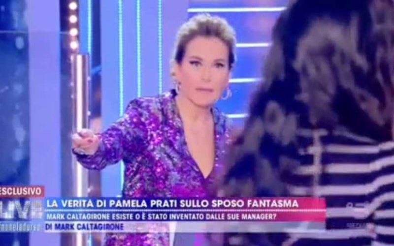 Pamela Prati abbandona lo studio della d'Urso in malo modo, poi spinge via le telecamere