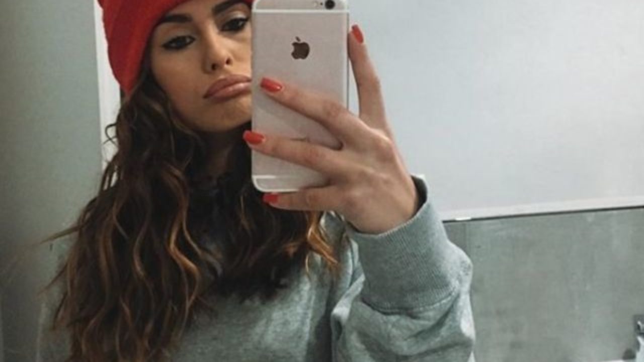 “Maria De Filippi perdonami, ho mentito mentre ero a “Uomini e Donne”. Scusatemi tutti, davvero. Ma ero una drogata di telecamera. Dopo che lo scandalo è esploso sono stata male fisicamente e ho subito minacce. Vi prego, voglio tornare a vivere. Non passo per la vittima. Non passo per l’ingenua che ha sbagliato a causa della giovane età, né per la scalatrice sociale disposta a tutto per fama e soldi. Metto la faccia e chiedo scusa. Chiedo scusa a Maria De Filippi, alla redazione di Uomini e Donne, insomma, a tutti. Ho tradito la loro fiducia. Quando ero sul trono ero ancora fidanzata con Nicola, ma non avevo il coraggio di dirlo a chi mi stava offrendo un’opportunità.