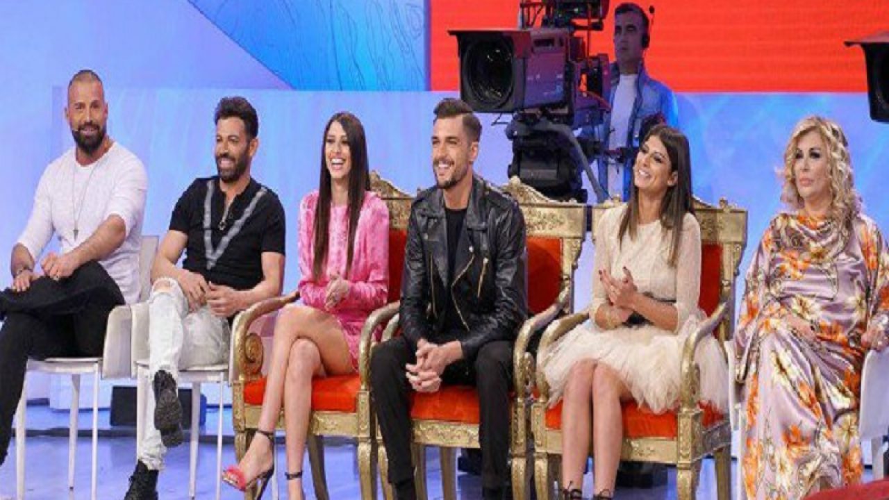 Festa grande anche in quel di Roma (trovate il video in apertura del post), dove Angela – dopo qualche ora di lontananza – si è ricongiunta al suo Alessio Campoli, e Giulia continua ad essere inseparabile dal suo Manuel Galiano. I quattro hanno trascorso la serata insieme e tra un ballo e un sorriso si sono anche riuniti a Klaudia Poznanska, la non scelta di Zelletta, che ha deciso di non volersi separare dagli ex protagonisti del Trono Classico e di passare il sabato sera con loro: