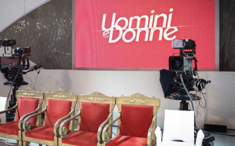 Uomini e Donne news, tronista nei guai: indagato per truffa, rischia grosso
