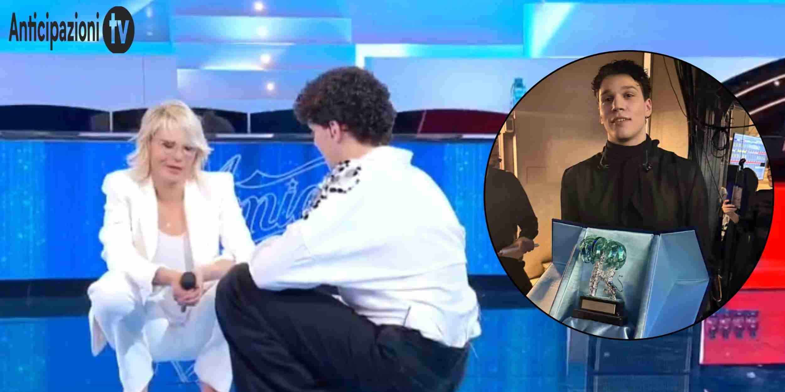 Nicolò Filippucci a Sanremo 2026 dopo la vittoria nelle Nuove Proposte, con riferimento al messaggio di Maria De Filippi e al percorso ad Amici 24.