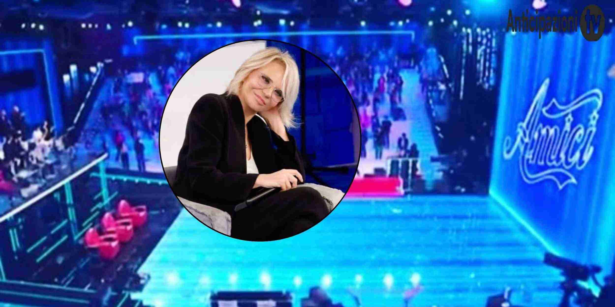 Studio del Serale di Amici 25 con pubblico e allievi, riferimento al nuovo regolamento con televoto, sfide e modalità di voto.