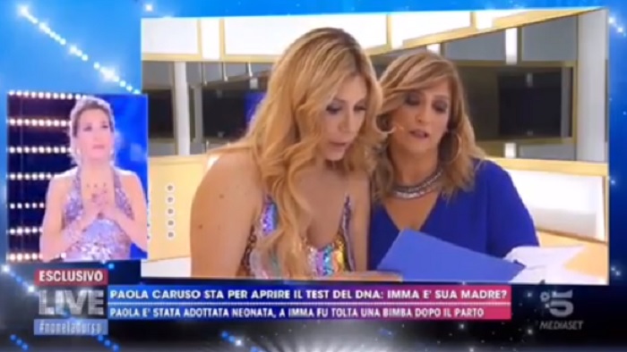 Live - Non è la d'Urso: Paola Caruso ritrova la madre naturale, ma era una messa in scena?