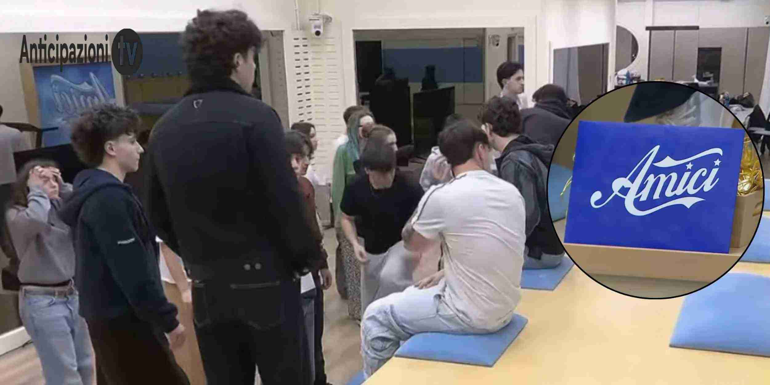 Studio Elios di Amici 25 durante la registrazione del 26 febbraio 2026, con riferimento a maglie d’oro, gare di canto e ballo e dichiarazioni di Anna Pettinelli.