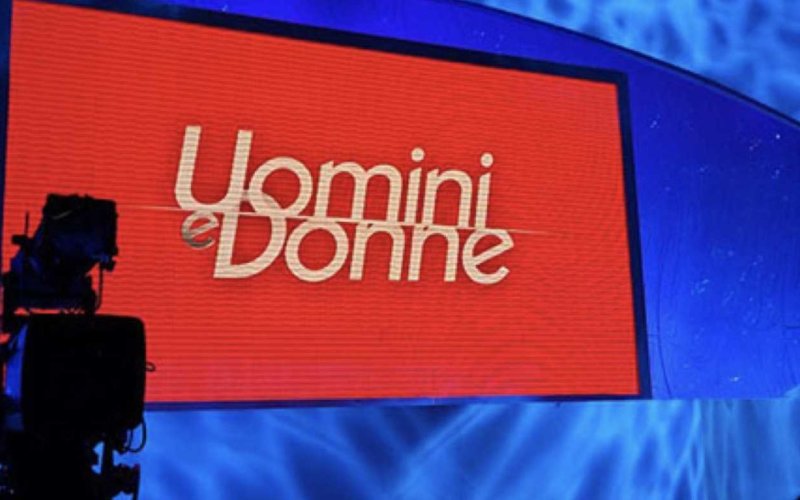 Uomini e Donne shock: un corteggiatore ha finto di essere etero perché ama la tv e ha..