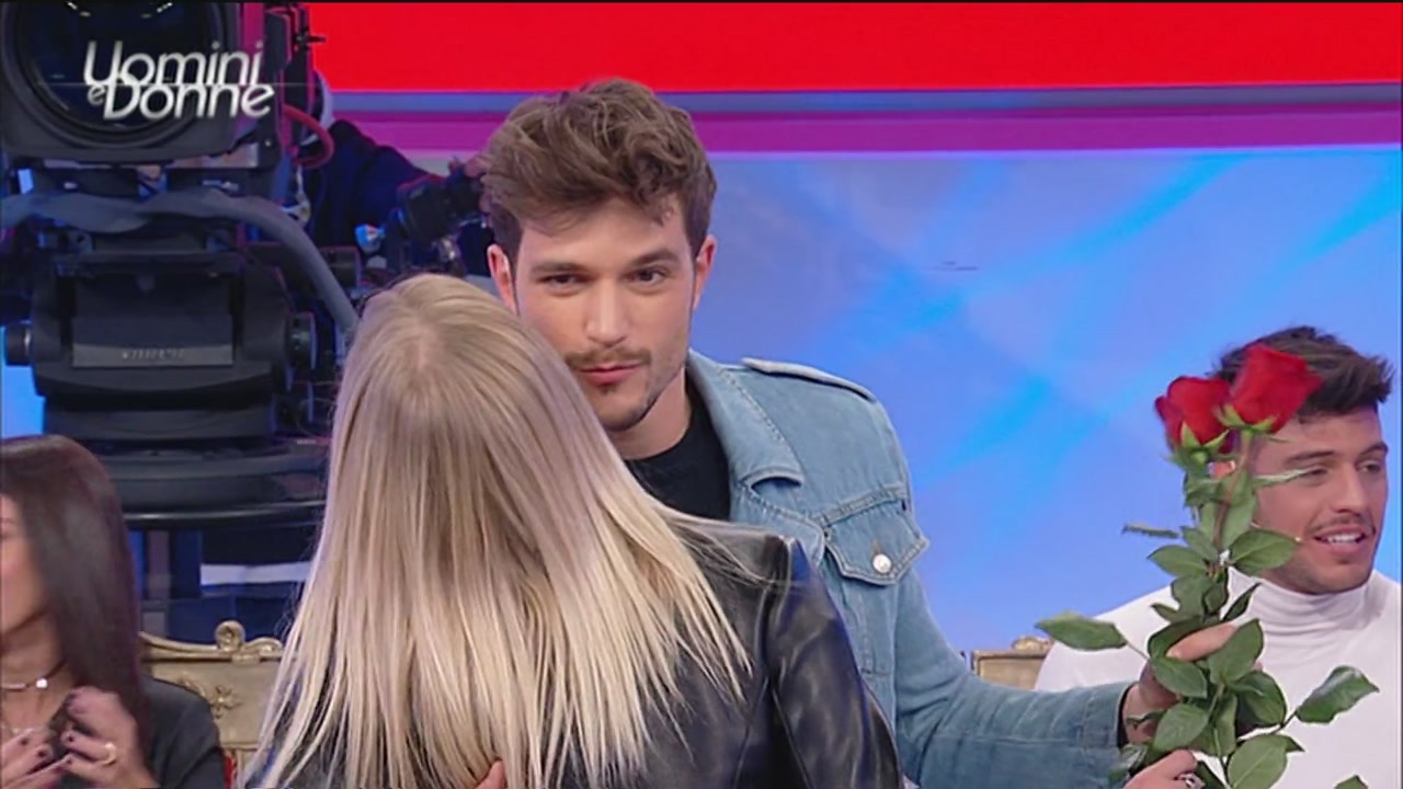 Uomini e Donne, famosa corteggiatrice sbugiardata dal ristorante: "Voleva mangiare gratis"