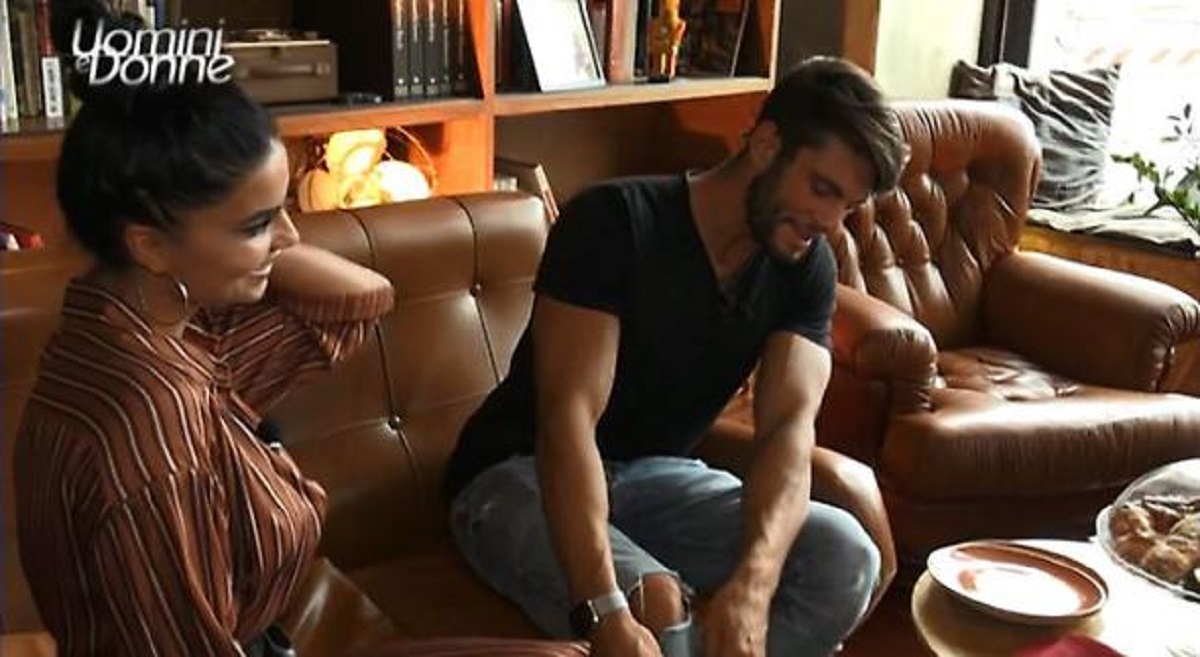 I fan del corteggiatore si sono ulteriormente rassicurati quando infine Antonio Moriconi ha risposto alle numerose domande di chi gli chiedeva con insistenza come stesse, come si sentisse a una settimana dalla mancata scelta. Lo ha fatto non sui social, bensì a una signora che lo ha incontrato sulla pista da sci e che gli ha fatto la domanda. "Come sto?" ha detto ragazzo. "Diciamo che vuol dire che doveva andare così...". Insomma, se la delusione è ancora forte, appare chiaro che Antonio non ha alcun rimpianto.