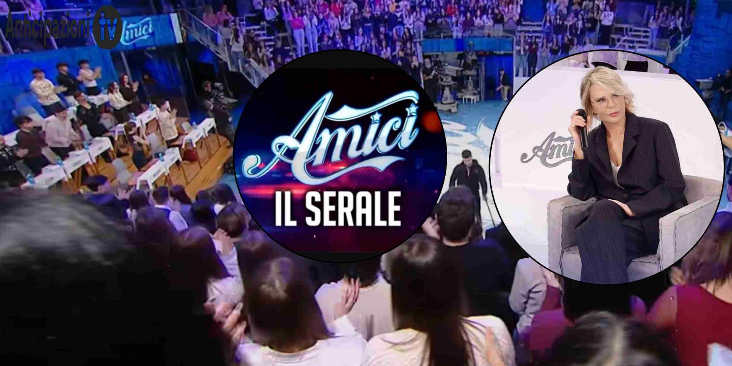 Studio di Amici 25 con riferimento alla data di inizio del Serale il 21 marzo, alle maglie assegnate e al blocco annunciato da Anna Pettinelli.