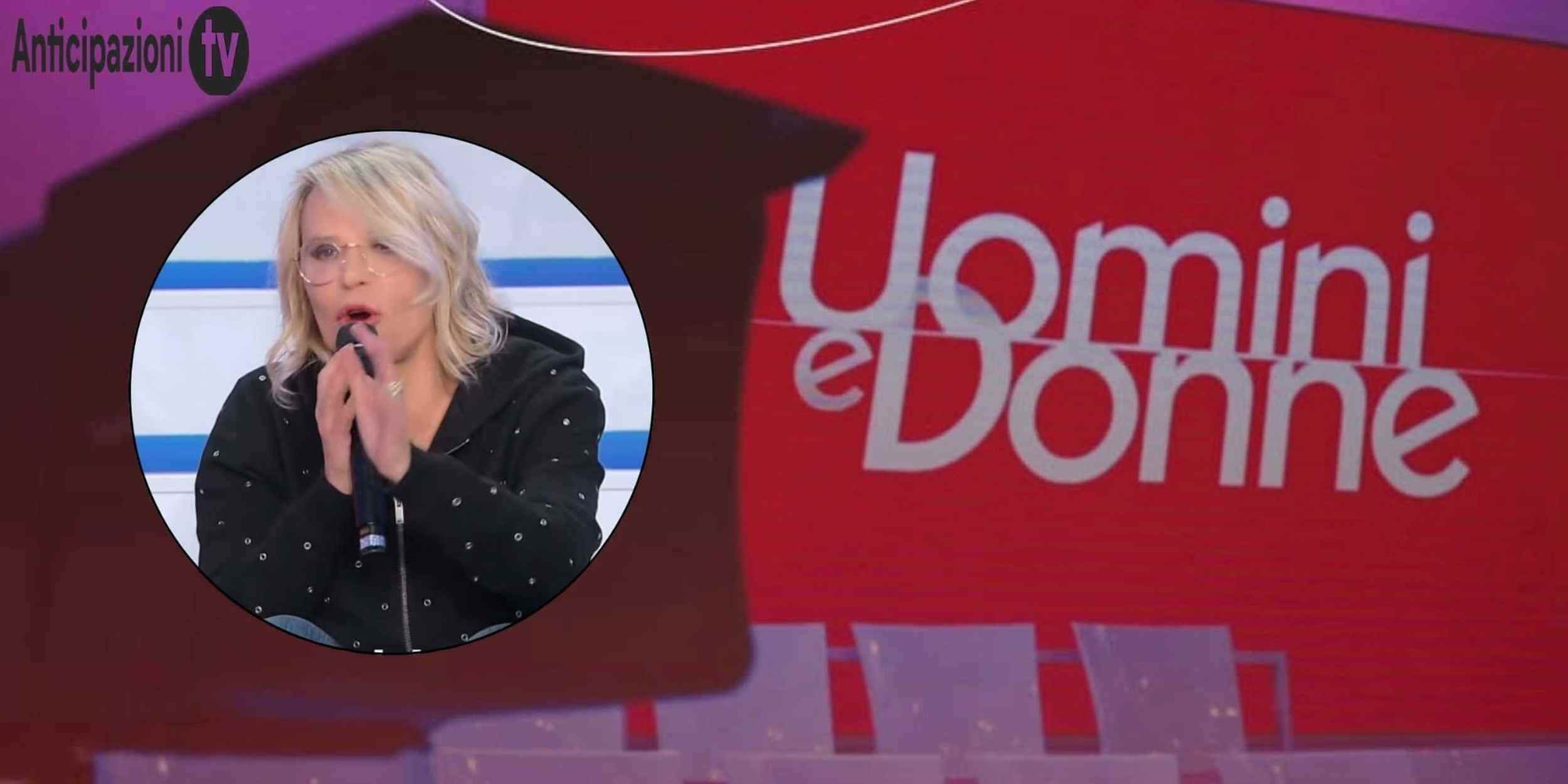 Maria De Filippi e il logo di Uomini e Donne presente nello studio