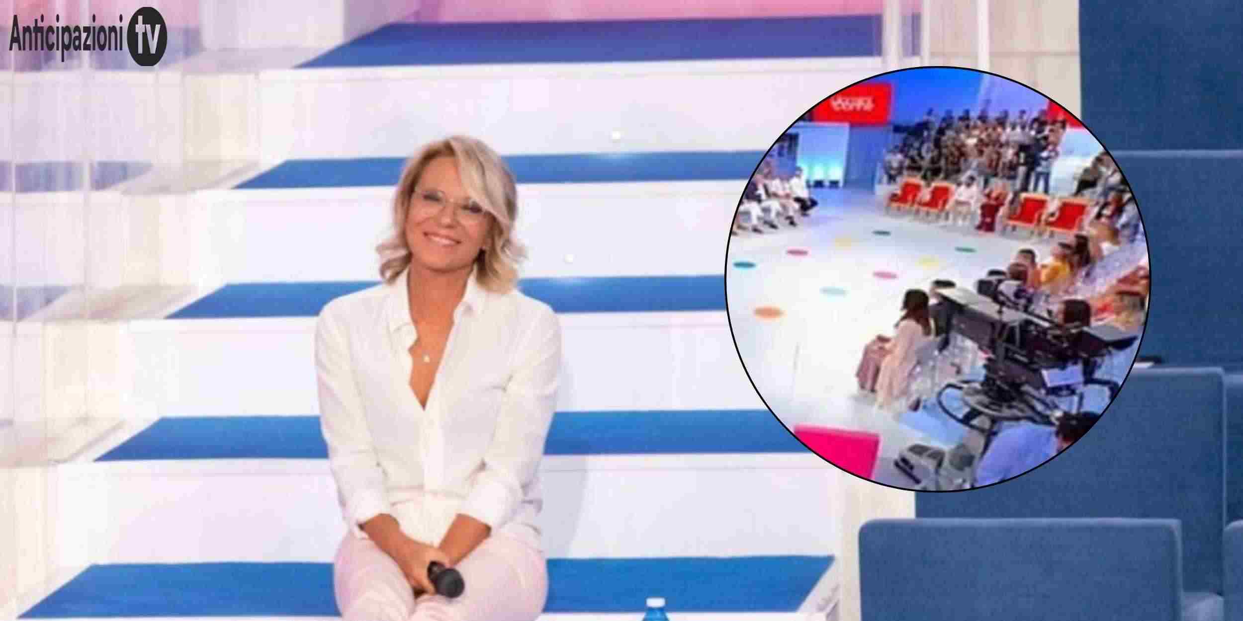 Maria DE Filippi nello studio di Uomini e Donne sulle sue solite scalette