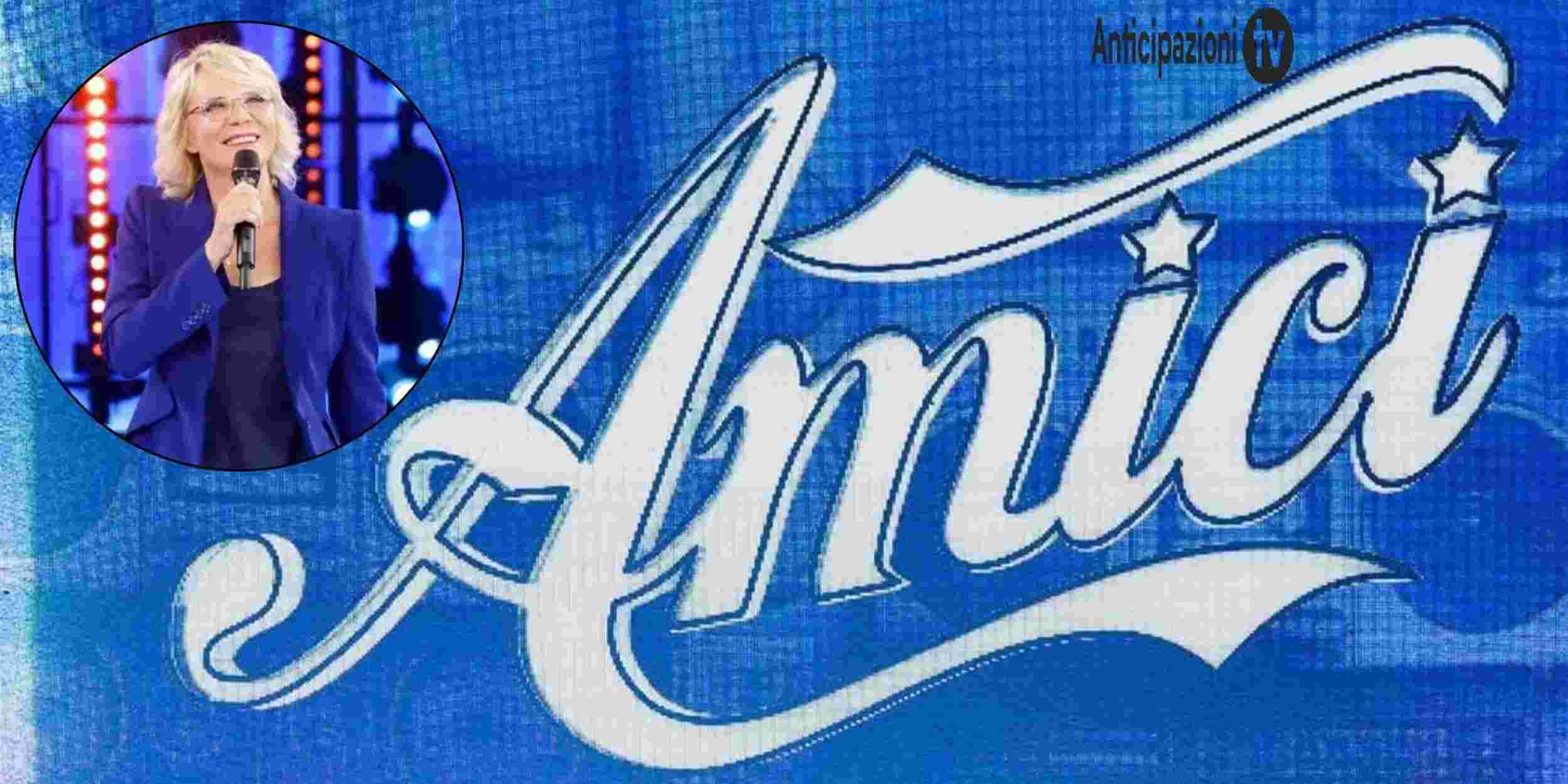 Maria De Filippi e il logo di Amici sullo sfondo