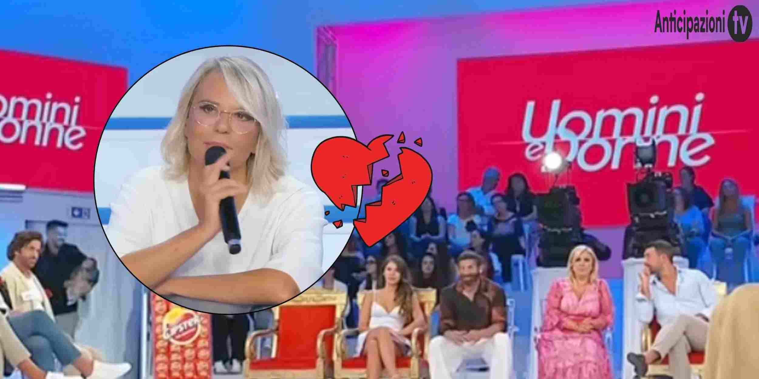 Studio di Uomini e Donne con Maria De Filippi sullo sfondo