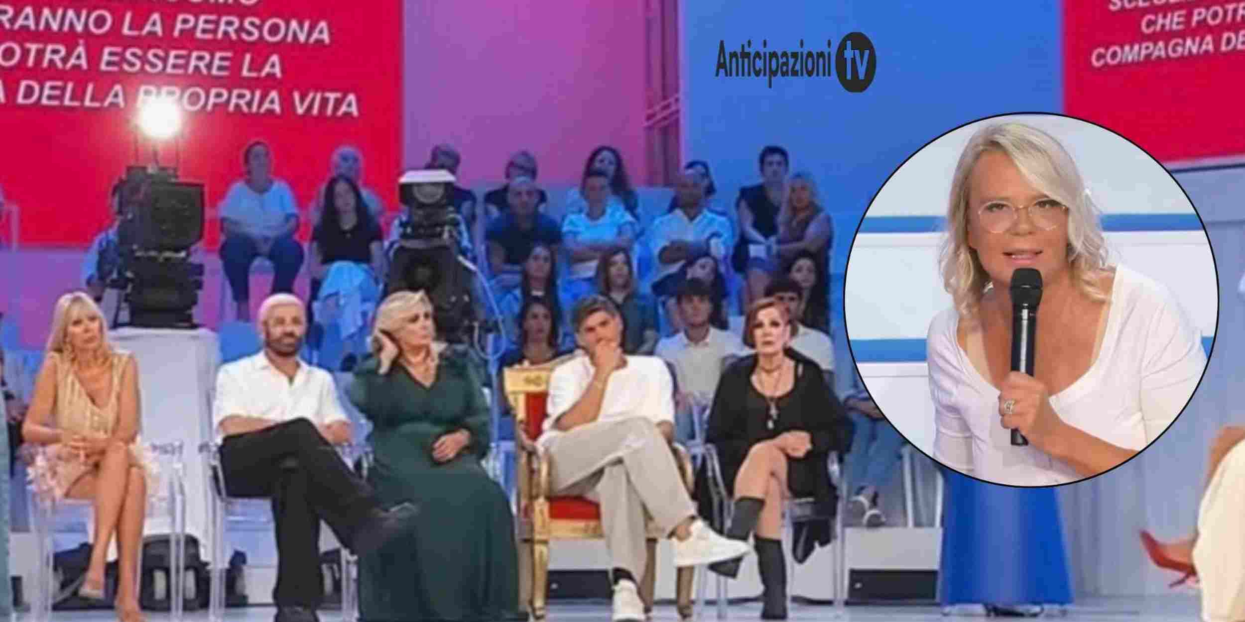 Maria De Filippi durante una registrazione di Uomini e Donne.