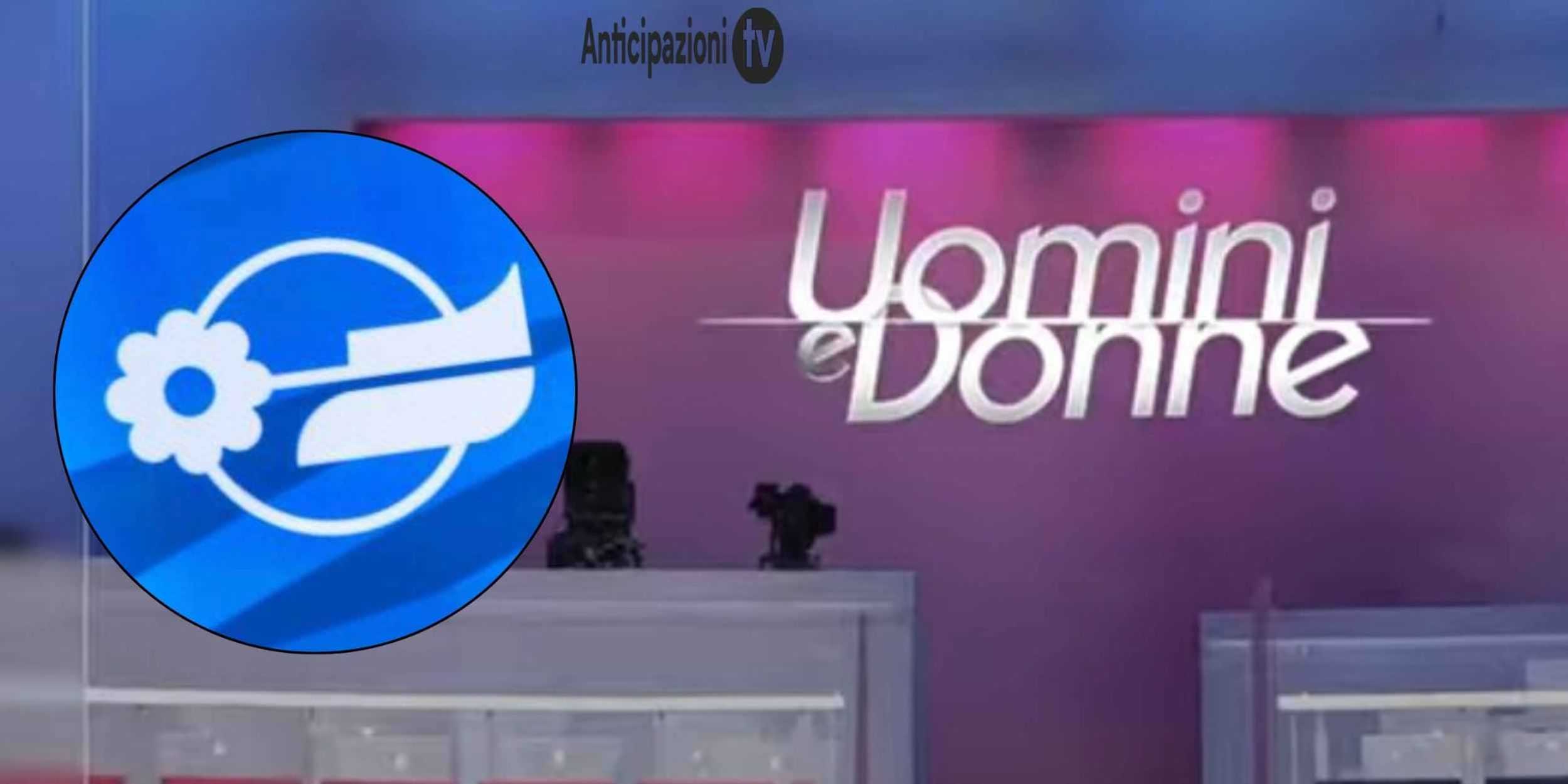 Il logo di Uomini e Donne con uqrllo di Mediaset come sfondo