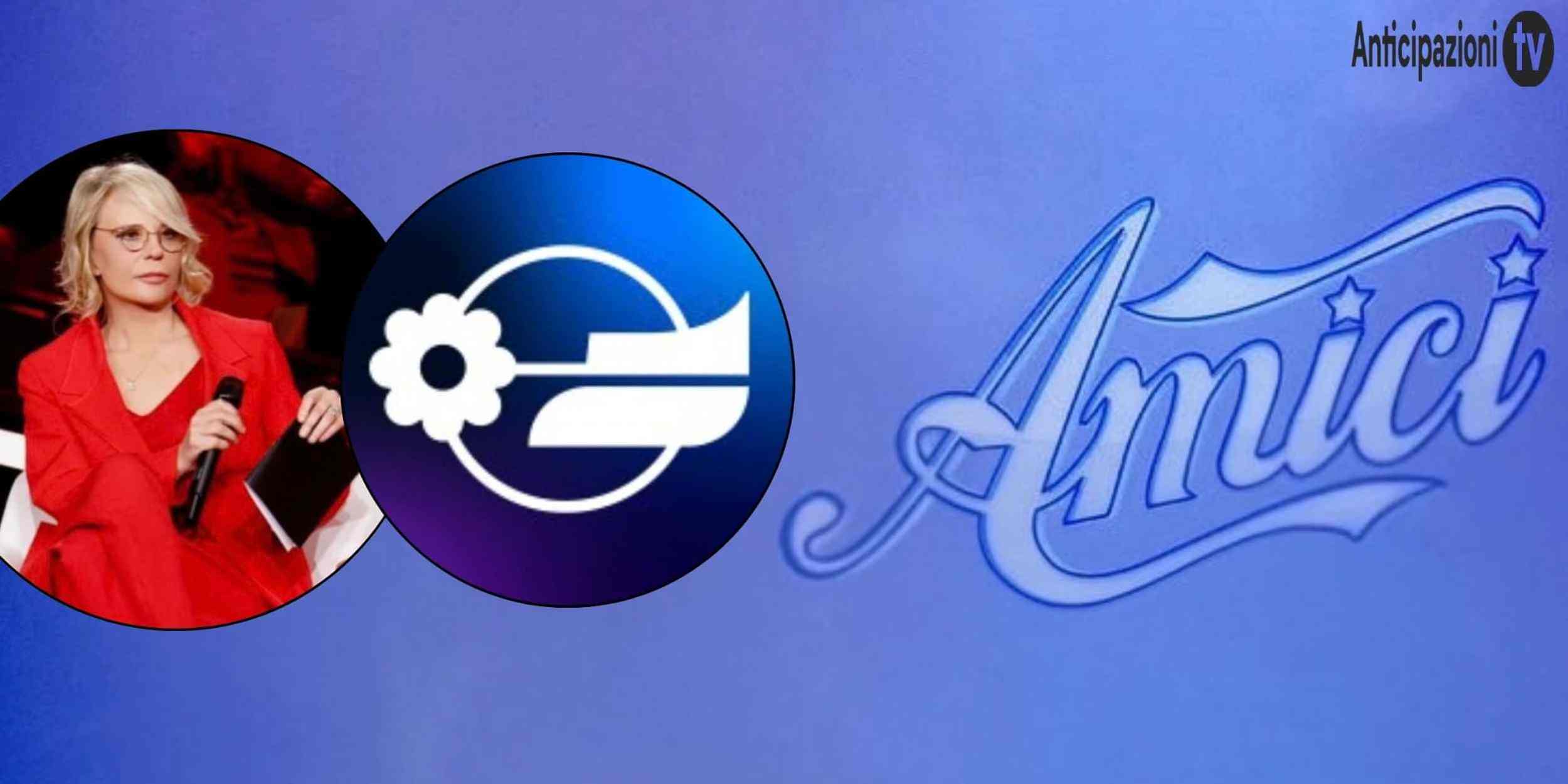 Maria De Filippi e il logo sia di Mediaset sia di Amici
